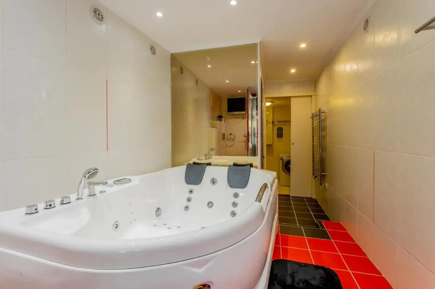 Wellness Private Space In Gozdu With Jacuzzi In Cbd Apartment Budapest Hungary